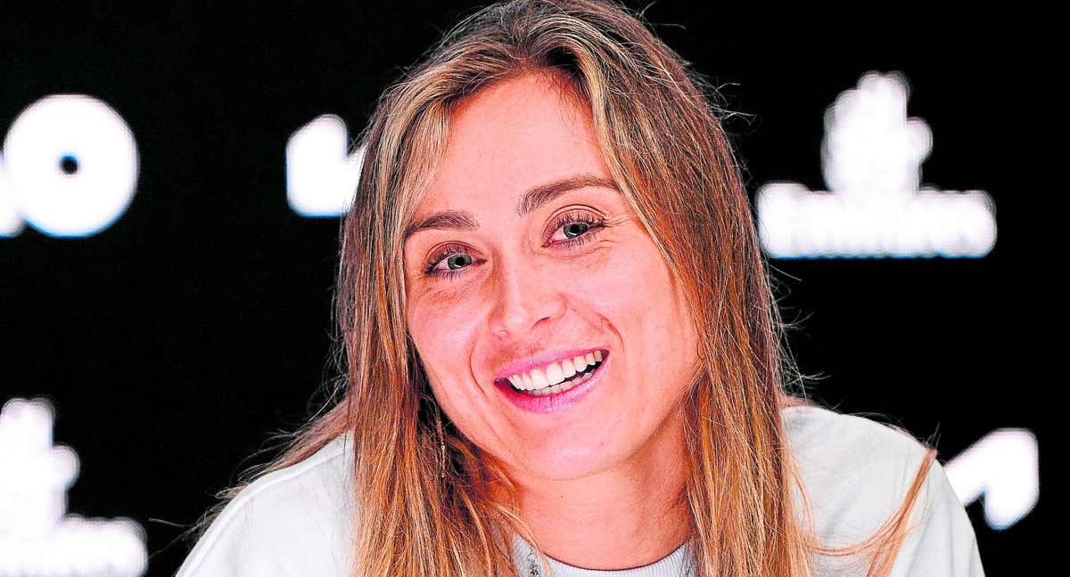 Paula Badosa sonríe en una conferencia de prensa.