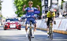 Evenepoel regresa a lo grande tras su lesión y se impone a Van Aert en un mano a mano en la Flecha Brabanzona