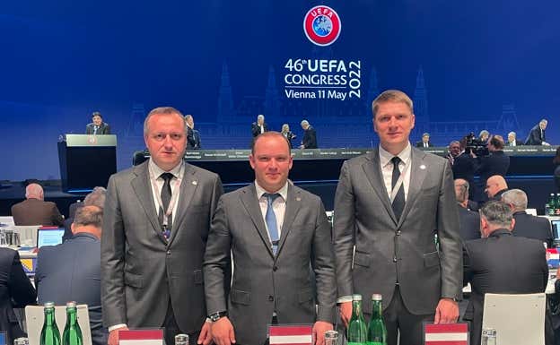 El presidente Vadims Ļašenko y dirigentes de la Federación Letona en un Congreso de UEFA.  X
