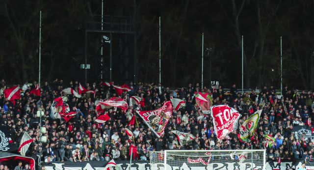 El cántico que hermana al Rayo Vallecano con el Valencia: «Peter, vete ya»