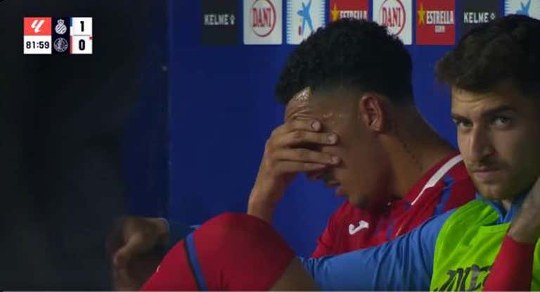 Álvaro Rodríguez, llorando en el banquillo.