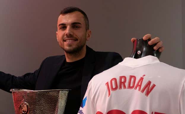 Joan Jordán durante su acto de renovación con el Sevilla.