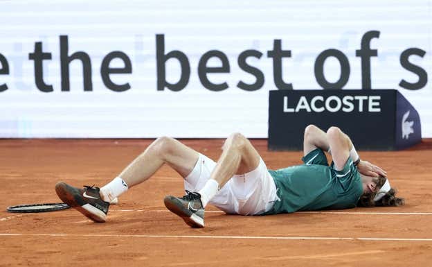 Andrey Rublev se lanza a la tierra batida de Madrid tras conquistar el torneo.  Thomas COEX / AFP