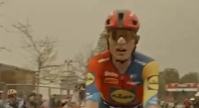 Así ha reaccionado Skjelmose tras pasar la línea de meta de la Amstel Gold Race por delante de los favoritos.