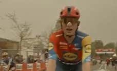 Así ha reaccionado Skjelmose tras pasar la línea de meta de la Amstel Gold Race por delante de los favoritos.