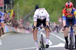 Skjelmose logra la victoria de su vida al vencer en el sprint de la Amstel Gold Race a Pogacar y Evenepoel