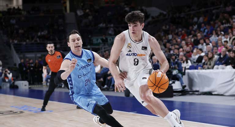 Hugo González presionado por Kyle Kuric.