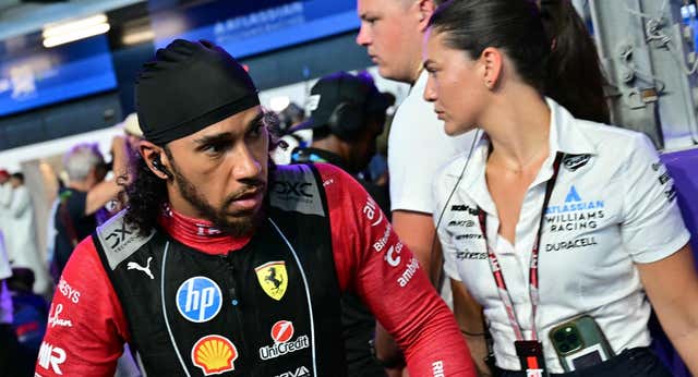 La crisis de Lewis Hamilton no tiene fin: “Si quieres vender gorras, fichas a Jennifer López”