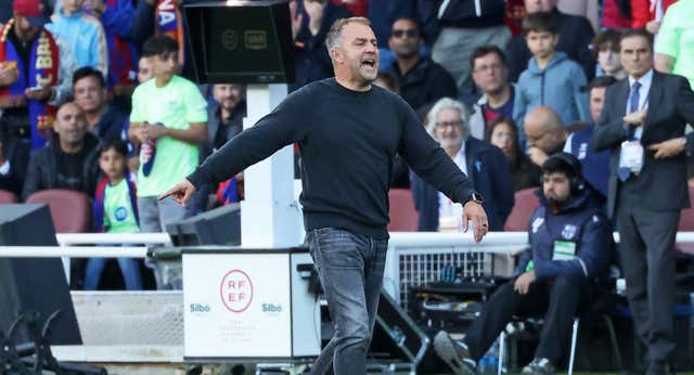 El lanzamiento de una tablet muestra la evolución del cuerpo técnico de Hansi Flick en el Barça