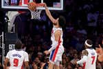 Cade Cunningham, la estrella anónima de la NBA, rompe 17 años de maleficio en playoffs y hace estallar al técnico de los Knicks por los tiros libres