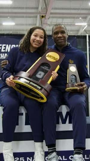 Ariadna celebra el título nacional de la NCAA junto a su padre y entrenador. INSTAGRAM