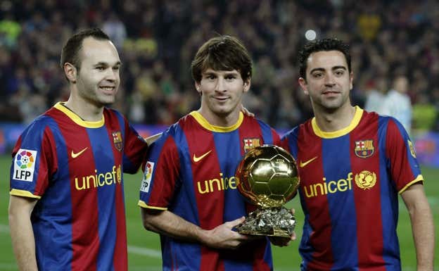Iniesta, Messi y Xavi formaron el podio del Balón de Oro en 2010.  AGENCIAS