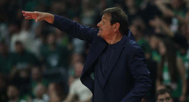 Una mirada atónita de Luca Banchi y una rajada de Ergin Ataman calientan el Panathinaikos – Efes: «Odio a la gente que se ríe en tu cara»
