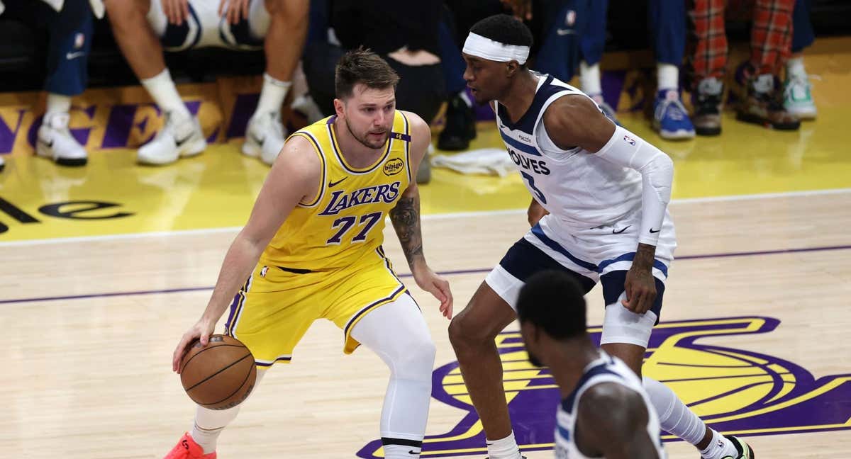 Luka Doncic supera a Jaden McDaniels.