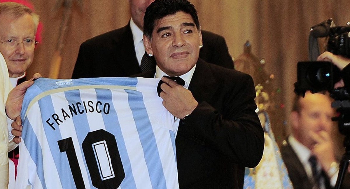 Diego Maradona con la camiseta que le regaló al Papa Francisco.