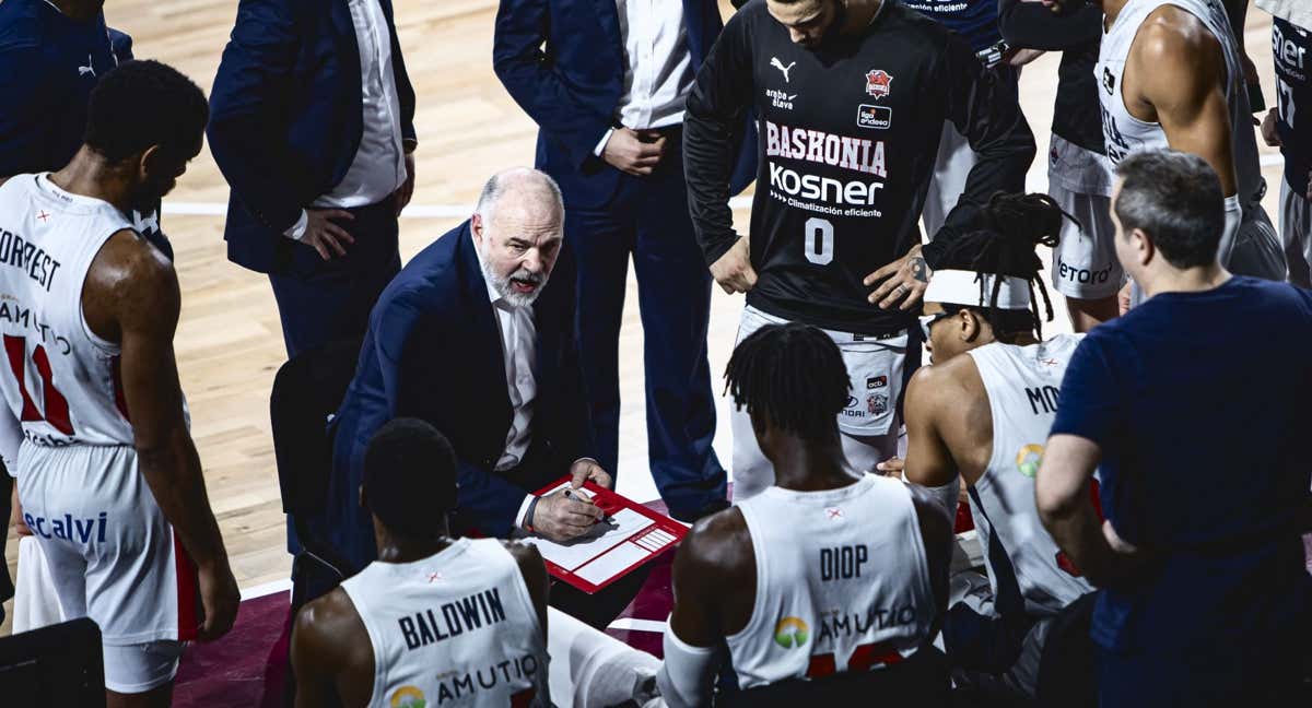 Pablo Laso, durante un tiempo muerto con Baskonia.