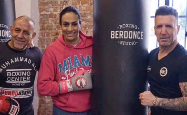 Pedro Díaz, Imane Khelif y Manel Berdonce, tras un entrenamiento.