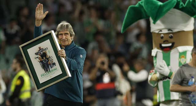 Una regañina de Pellegrini y un triple cambio encendieron al Betis: «A ese ritmo era imposible ganar»