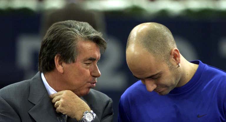 Manolo Santana habla con Andre Agassi durante la ceremonia de premios del torneo de Madrid en 2002.