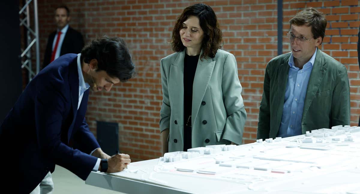 Carlos Sainz, Isabel Díaz Ayuso y José Luis Martínez-Almeida, junto a una maqueta del trazado.