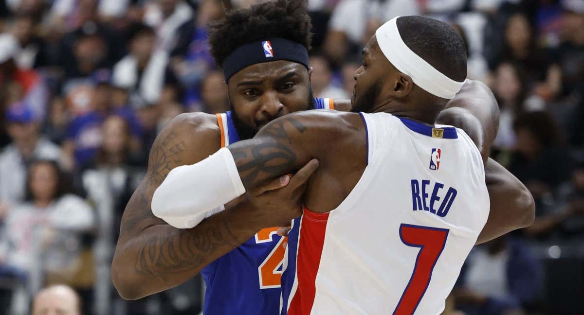 Mitchell Robinson y Paul Reed pelean durante el tercer partido de la serie en Detroit.