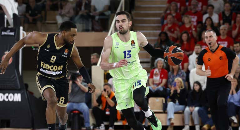 Satoransky conduce el balón ante un rival.