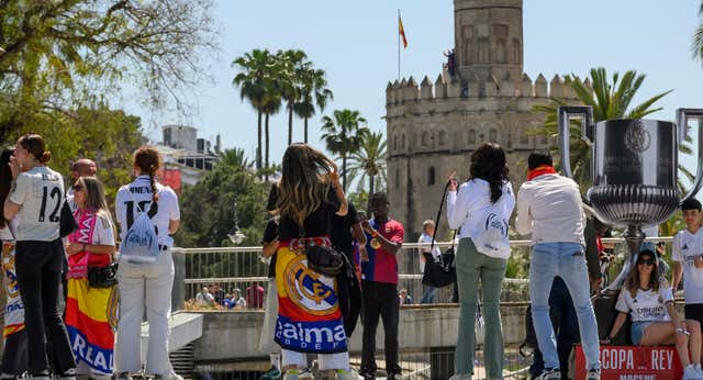 Un herido leve y un aficionado del Barça detenido empañan el buen ambiente en Sevilla