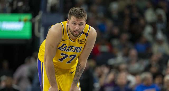Vómitos, virus y una derrota que pone a Luka Doncic y los Lakers contra su propia historia, a pesar del partidazo del cuadragenario LeBron James
