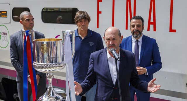 El diálogo entre José Ángel Sánchez y Rafael Louzán que calmó las aguas agitadas por los árbitros: «Todos corremos el riesgo de equivocarnos, y en este sentido fue así«