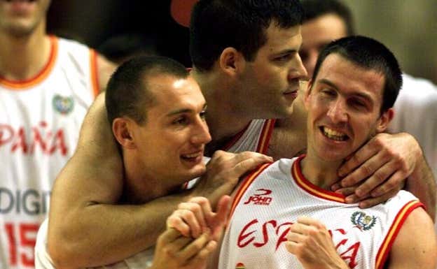 Azofra, Alfonso Reyes y Nacho Rodríguez celebran un triunfo en el Mundial del 98. Efe
