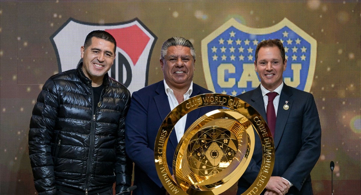 Los presidentes de Boca y River con el trofeo del Mundial de clubes.