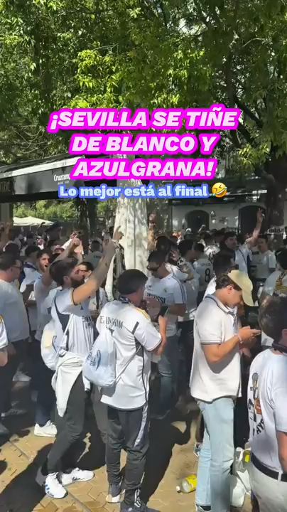 Las aficiones del FC Barcelona y del Real Madrid ya se han dejado ver por la capital andaluza.