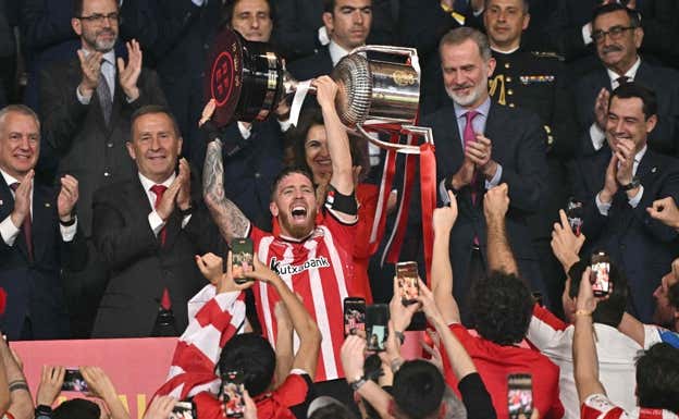 La curiosa presencia de unas cintas blancas en el trofeo de Copa del Barcelona ¿descuido o cambio de protocolo?