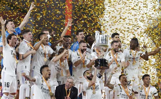 La curiosa presencia de unas cintas blancas en el trofeo de Copa del Barcelona ¿descuido o cambio de protocolo?