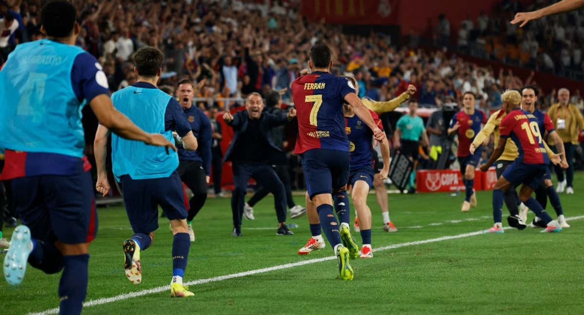 Ferran va a celebrar con Flick el gol del empate.