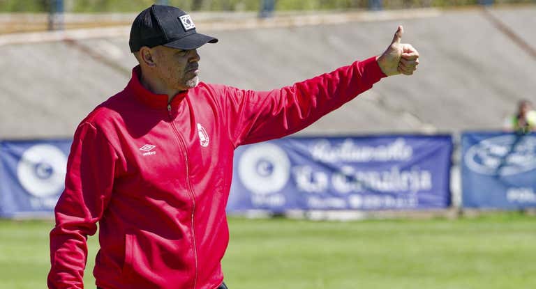 Víctor Valdés, durante su debut como técnico del Ávila.