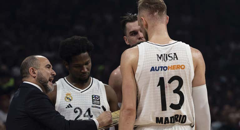 Chus Mateo da indicaciones a sus jugadores esta temporada.
