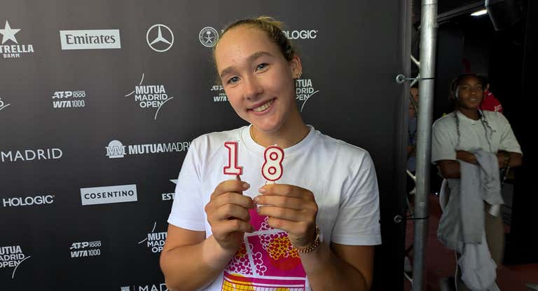 Andreeva posa con las velas ante la mirada de Coco Gauff, su rival en cuartos de final.