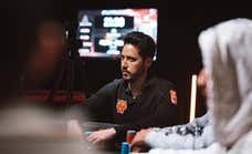 El número 1 del mundo español menos conocido «viaja jugando a las cartas» y gana más en premios que Alcaraz: «No hay nadie fumando puros ni tomando whisky»