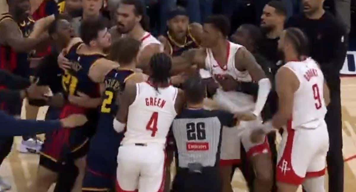 Momento de la pelea desatada entre Warriors y Rockets.