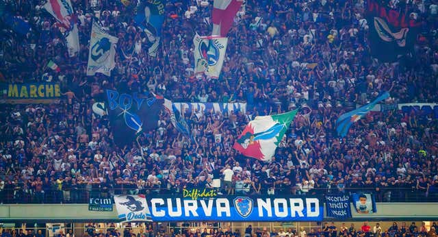 La llegada de los socios del Barça a Milán pasará por Oporto, Florencia e incluso Ibiza: “Nos buscamos la vida para llegar al estadio”