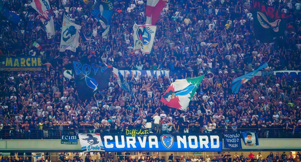La 'Curva Nord' intersita en el derbi contra el Milan.