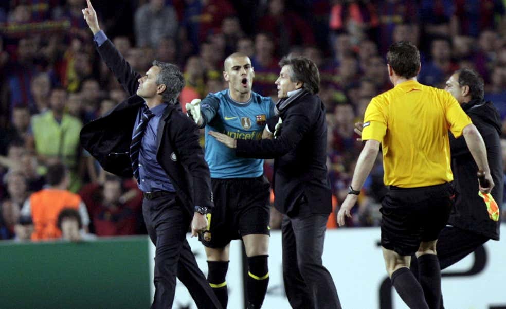 La noche de los aspersores con Mourinho provocando, dando collejas y Figo en el banquillo del Inter: "Cuando uno termina un partido, está sudando"