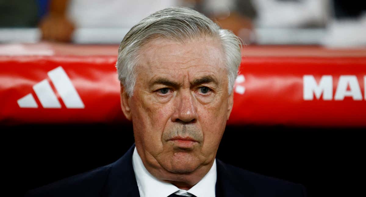 Carlo Ancelotti, pensativo durante un partido.