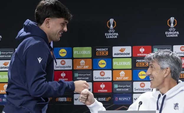 Aramburu choca el puño con Imanol, el técnico que le ha dado la alternativa en el primer equipo.  EFE