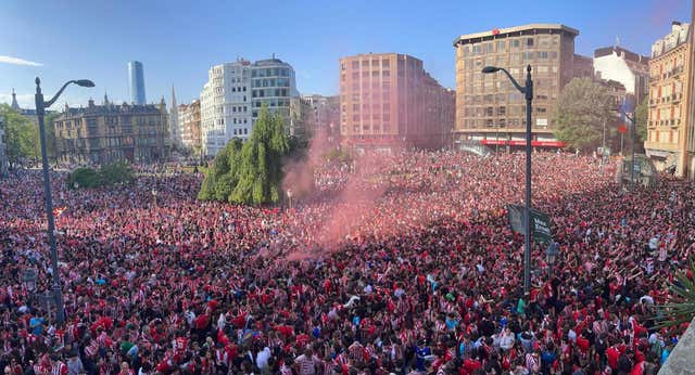 La afición del Athletic convierte Bilbao en una caldera antes de la noche más especial de la temporada: “El guiri es del Athletic”