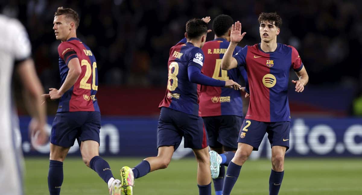 Dani Olmo, junto a Pedri y Pau Cubarsí, el pasado miércoles, en el partido ante el Inter. /GETTY