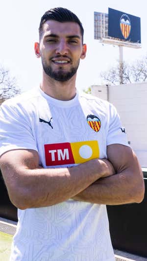Rafa Mir tras atender a Relevo.  Relevo.