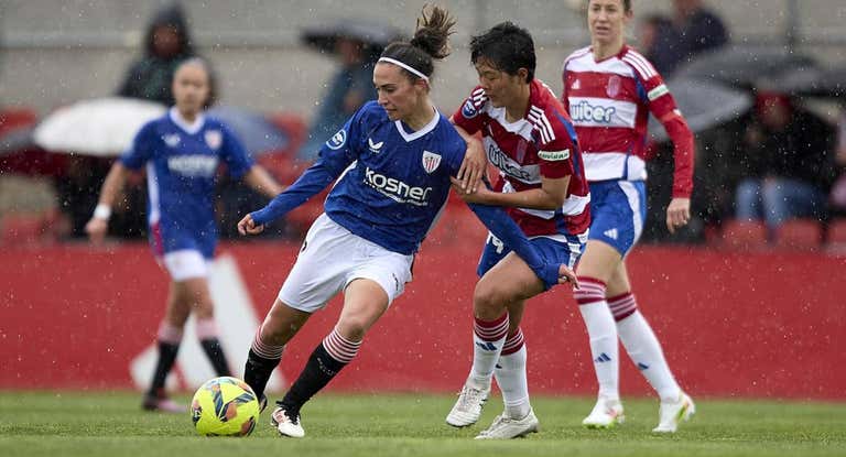 Nahikari protege el balón ante Miku en el último Granada - Athletic Club.