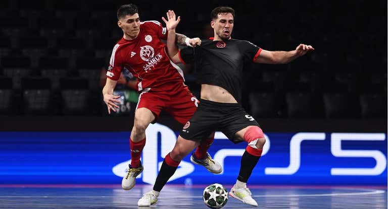 Otanha agarra de la camiseta a Pablo Ramírez en la semifinal entre el Kairat Almay y el Jimbee Cartagena.